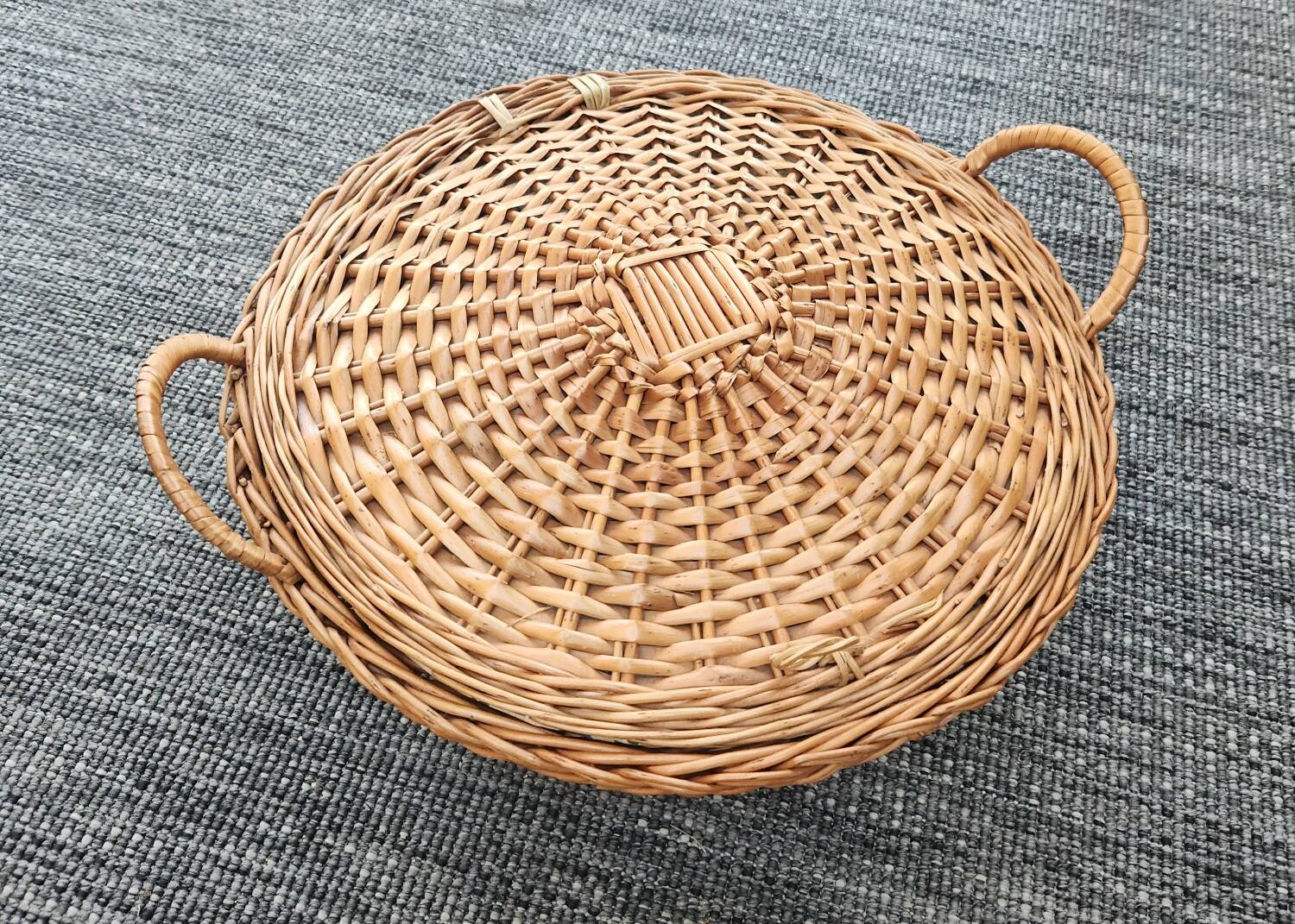 Woven wicker basket: vintage