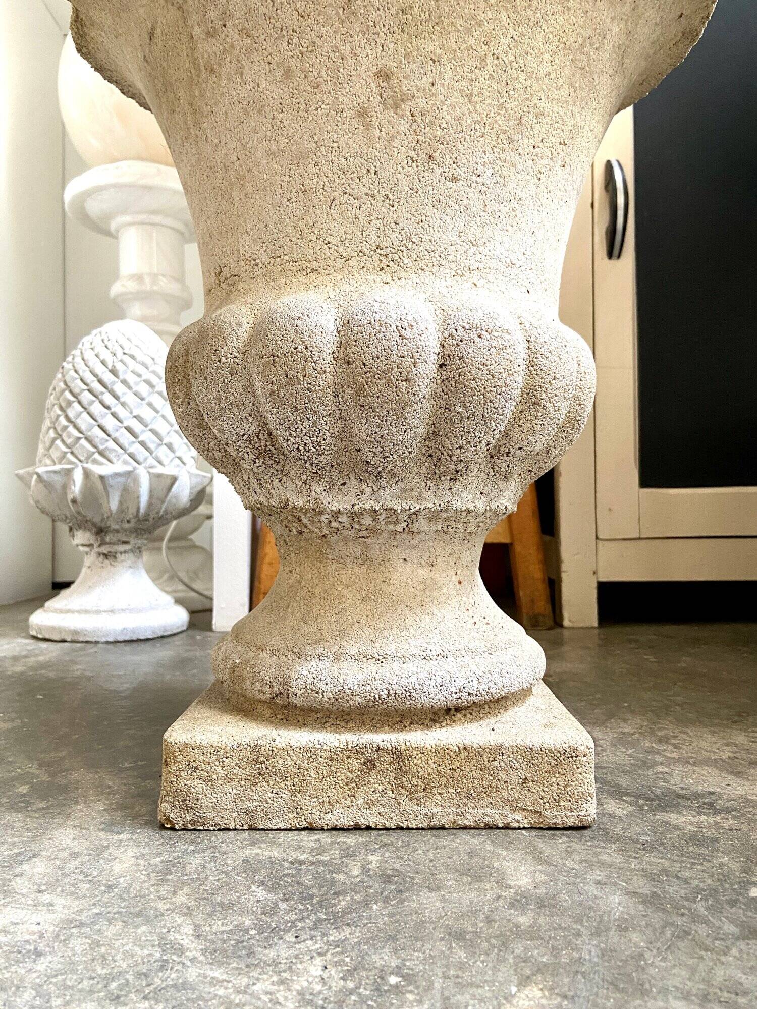 Medici pot in beige reconstituted stone