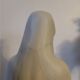Statuette religieuse de la Vierge Marie en biscuit de porcelaine