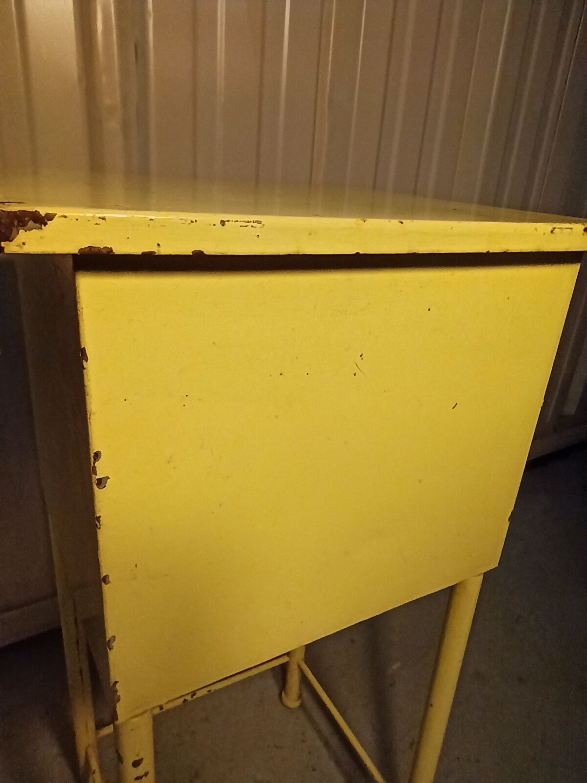 Meuble atelier métallique industriel une porte jaune