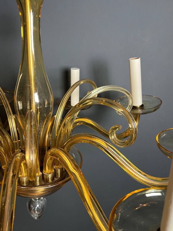 Lustre en cristal de Murano de couleur orangée à 8 bras de lumière. Travail italien. Vers 1970