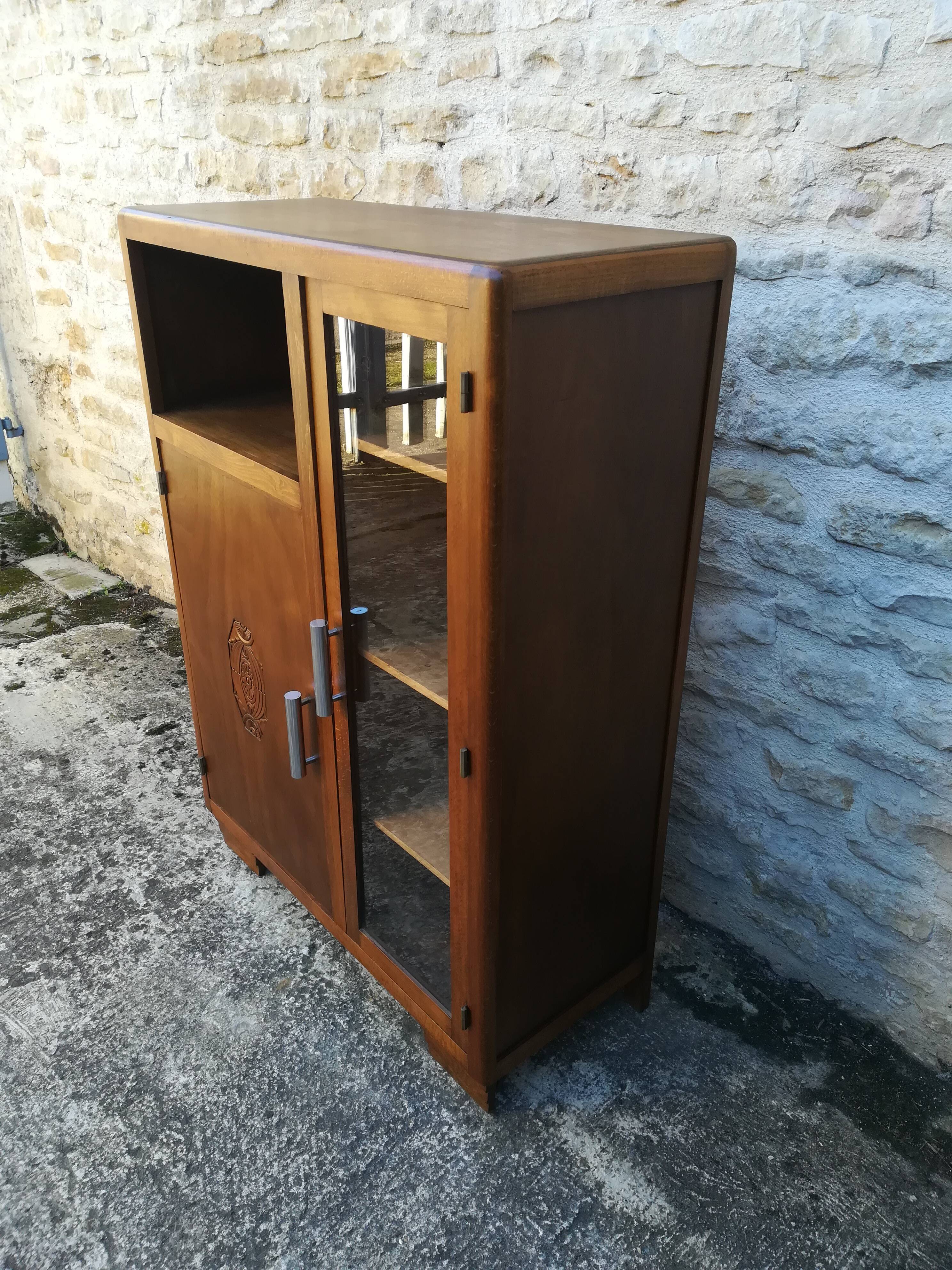 Buffet showcase of the 1940s