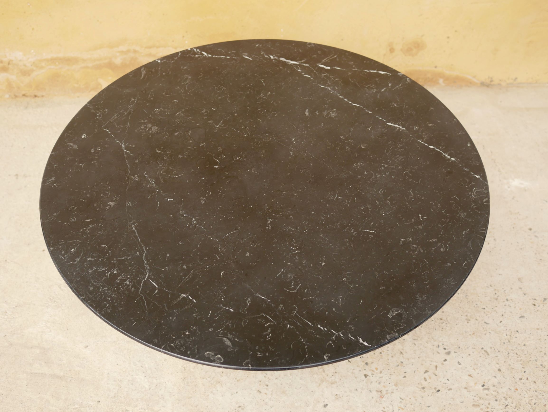 Table basse tulipe vintage en marbre noir