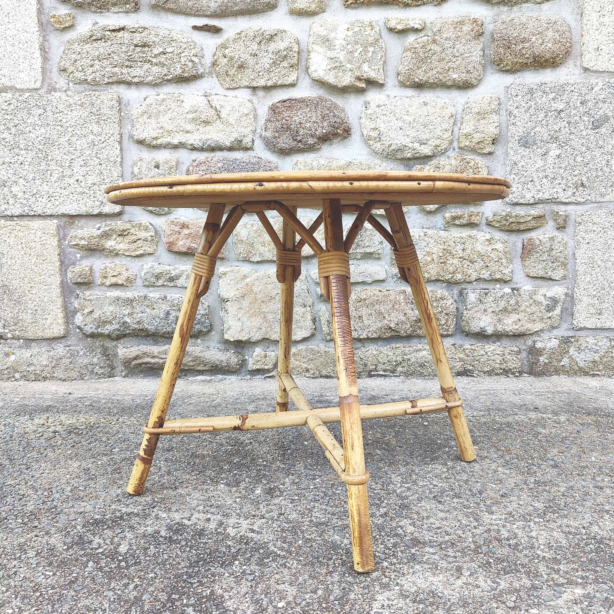 Table basse ronde vintage rotin et vinyle façon paille tressée