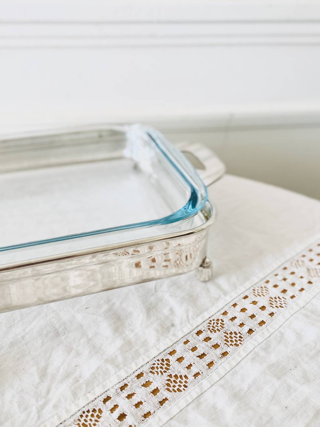 Rectangular Pyrex dish on silver metal support