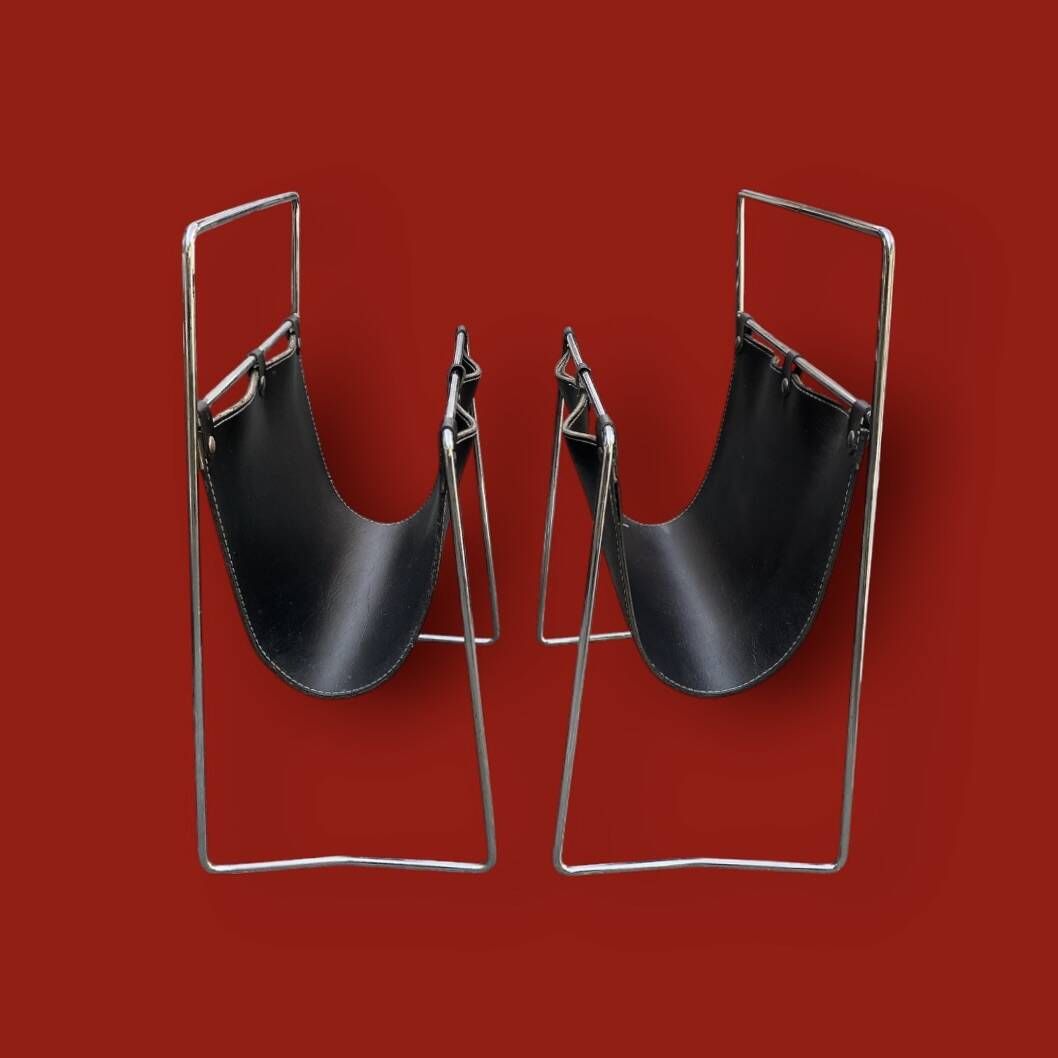 Pair of magazine racks in chromed metal and black leatherette, 1970s