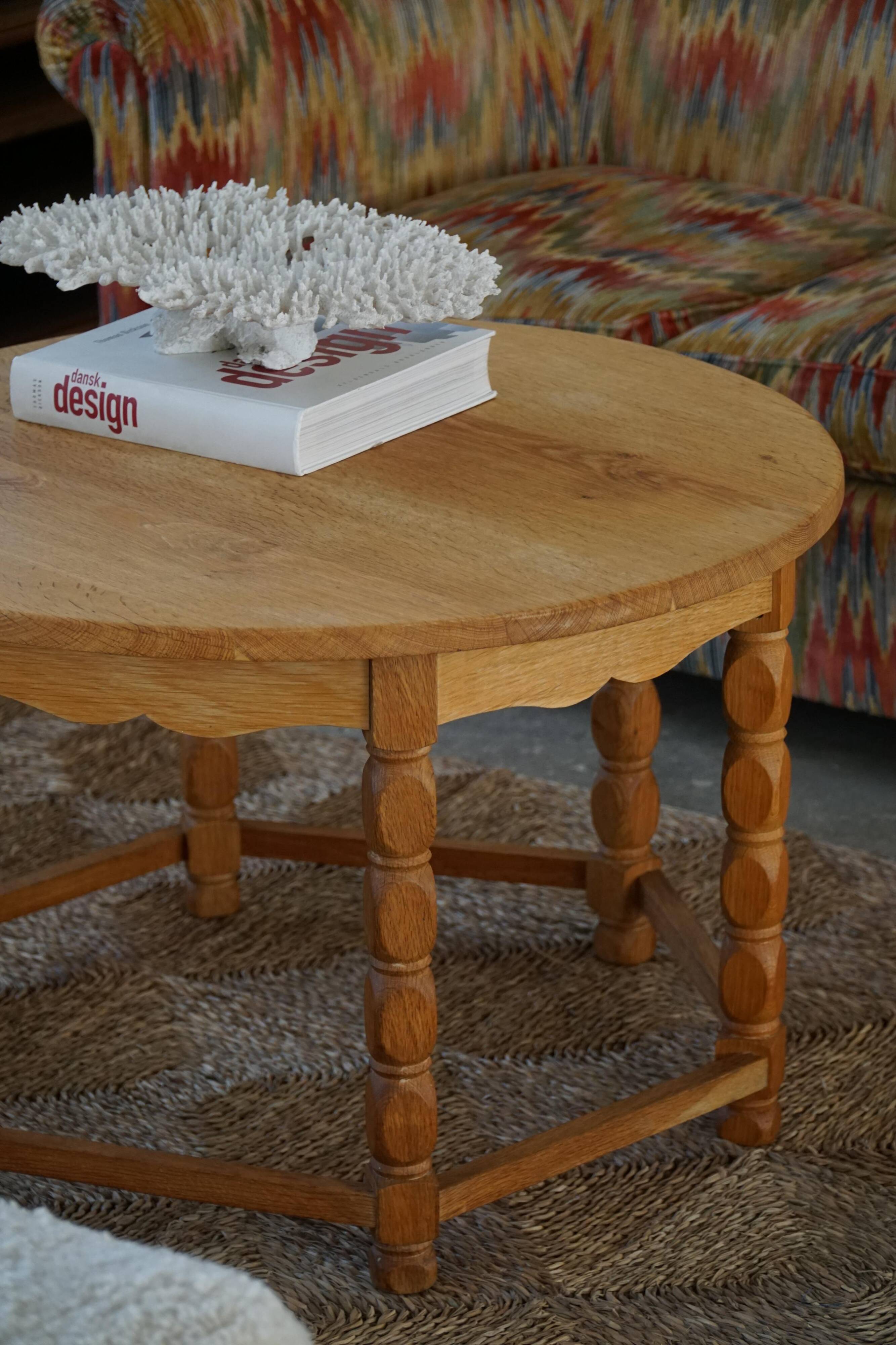 Round modern Danish brutalist coffee table/sofa in solid oak, 1960s.