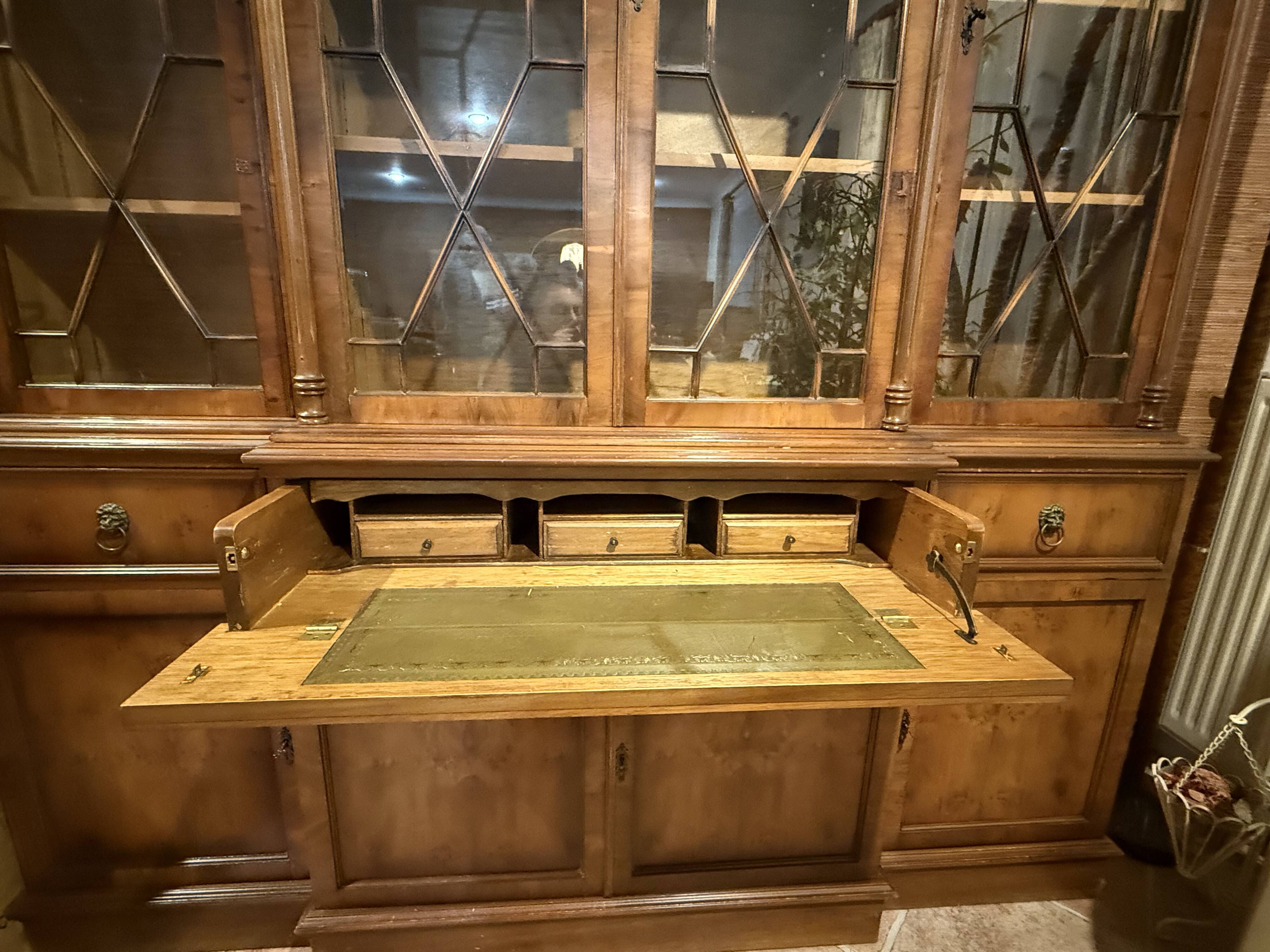 English-style display cabinet/library