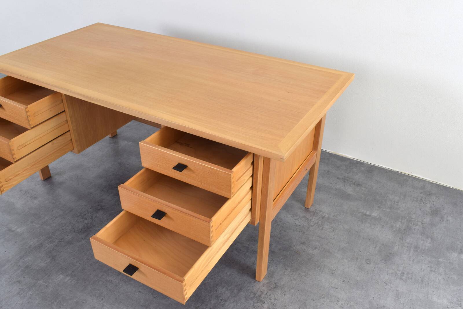 Bureau en chêne du milieu du siècle par Svend Åge Madsen pour Sigurd Hansen, années 1960.