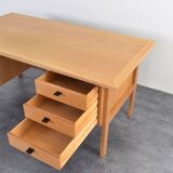 Bureau en chêne du milieu du siècle par Svend Åge Madsen pour Sigurd Hansen, années 1960.