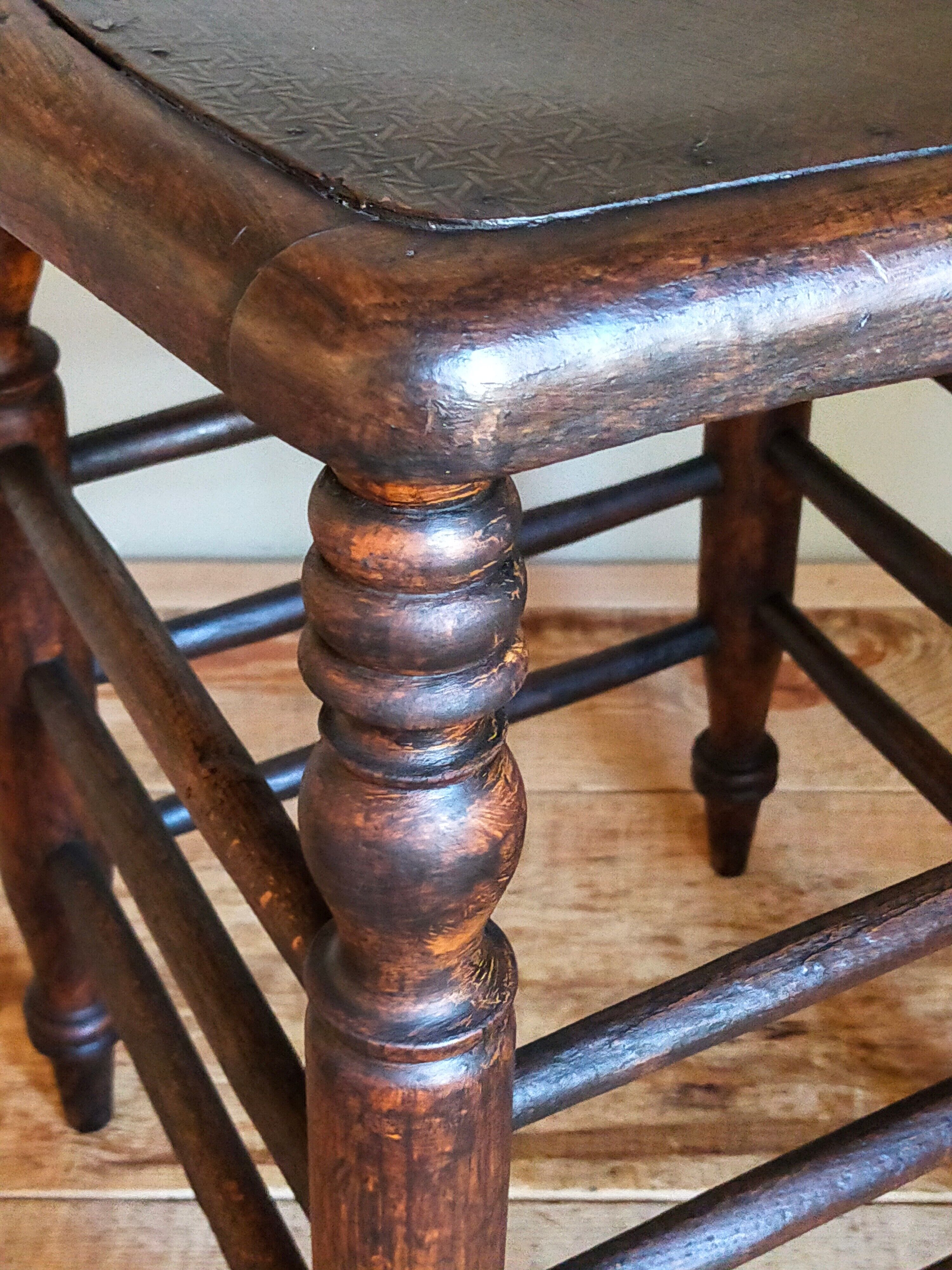 Stool in turned solid wood