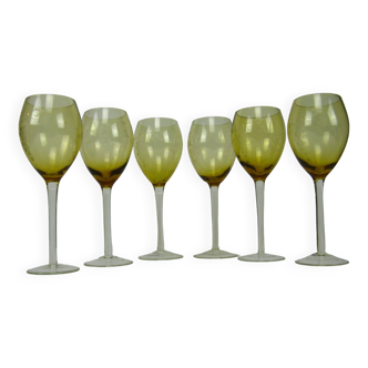 6 verres à pieds en verre taillé, à décor de raisins