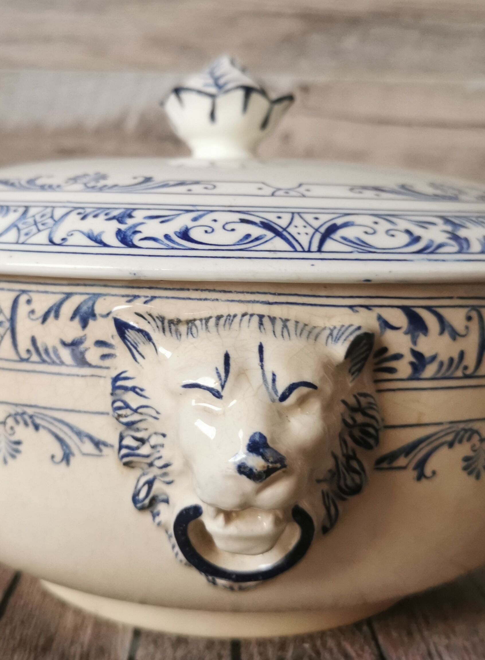 Souptureen heads of Lions Colbert Creil and Montereau