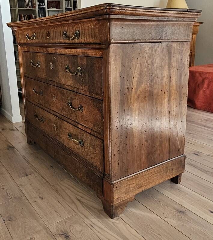 Importante commode Louis-Philippe en noyer patiné, XIXᵉ siècle