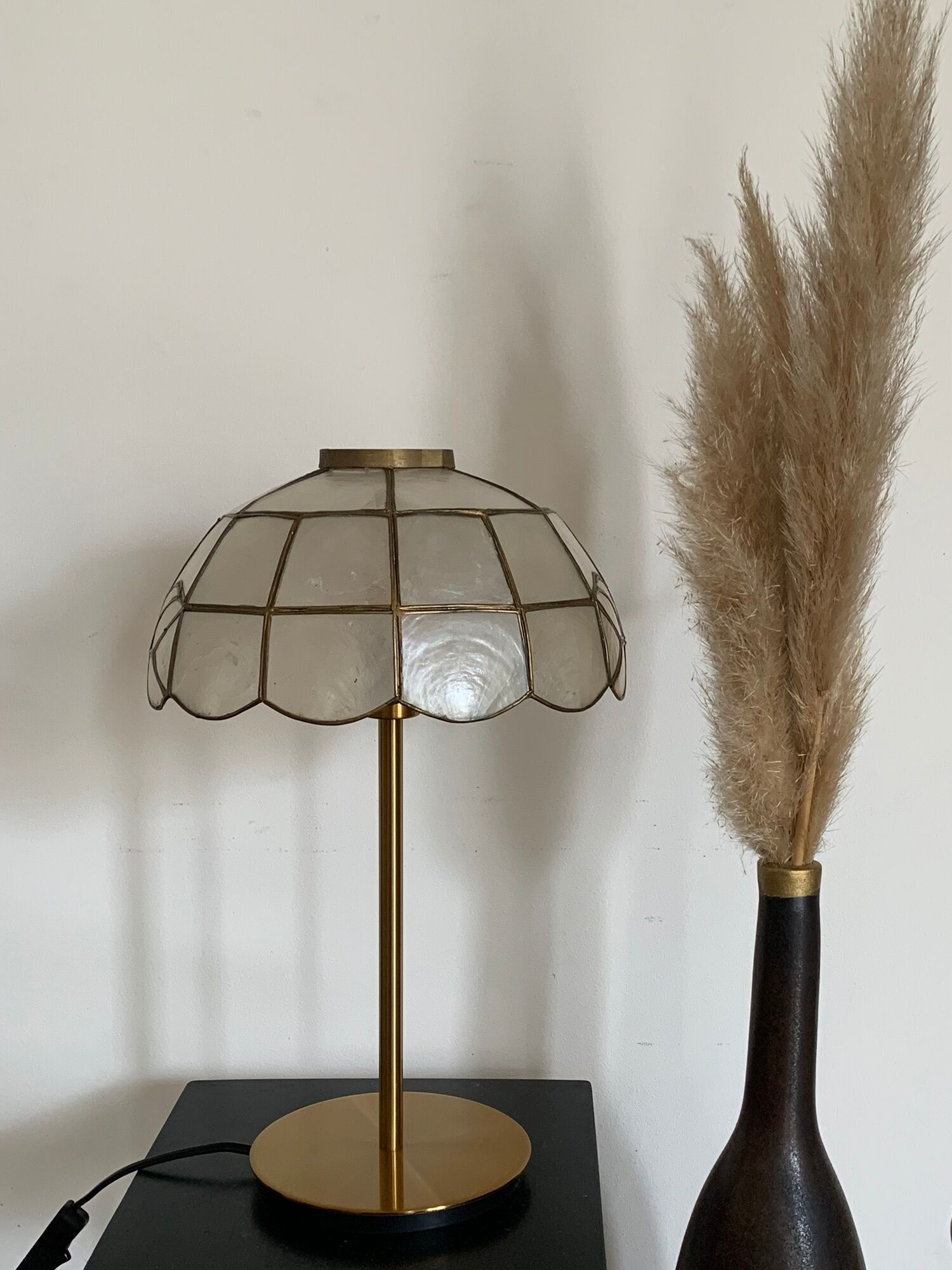 Table lamp with a vintage mother-of-pearl lampshade set