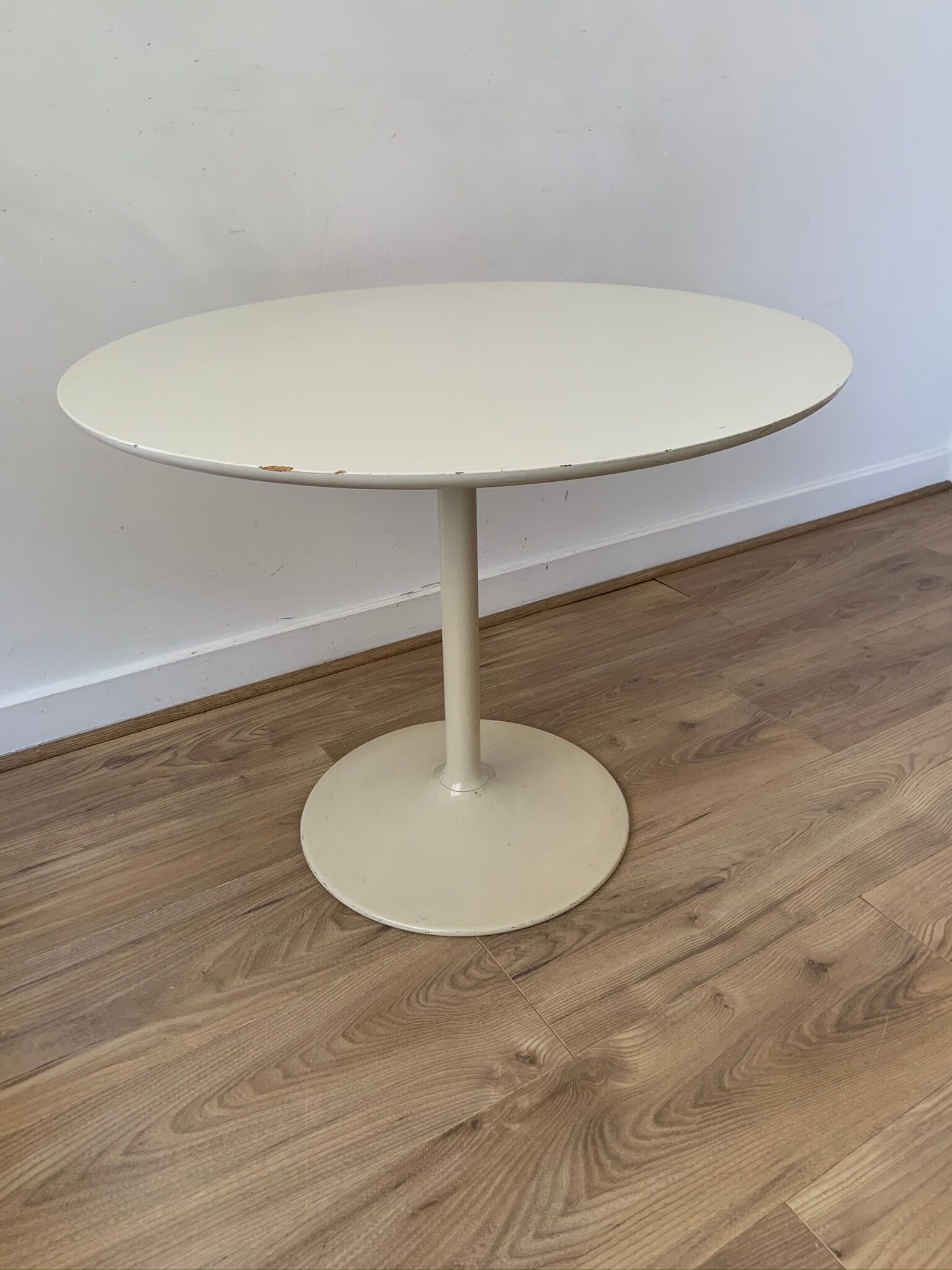 Side table with tulip foot