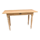 Antique light oak table with turned legs – chic country style