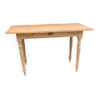 Antique light oak table with turned legs – chic country style
