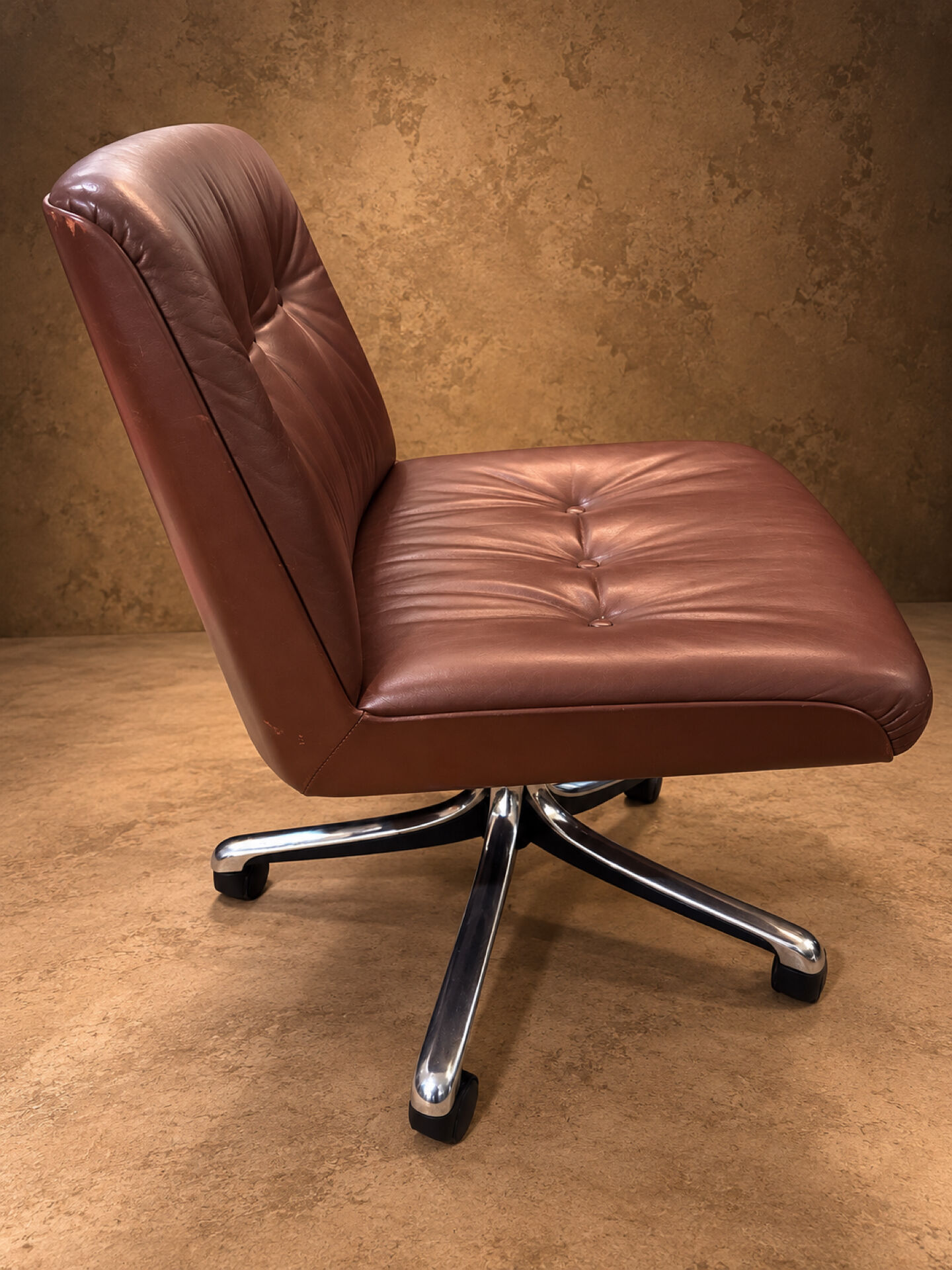 Nomadic leather armchair P128 Osvaldo Borsani