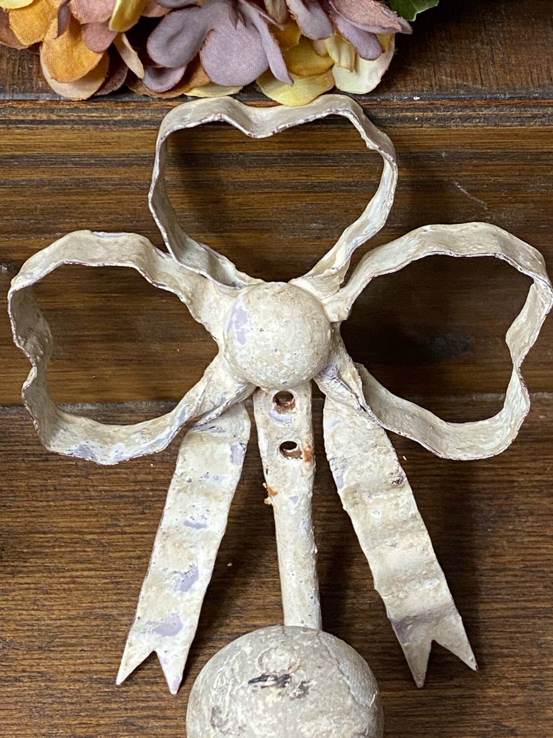 Metal and wood bow and ribbon hooks