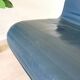 Fauteuil lounge vintage en cuir bleu marine : structure tubulaire chromée, style italien futuriste.