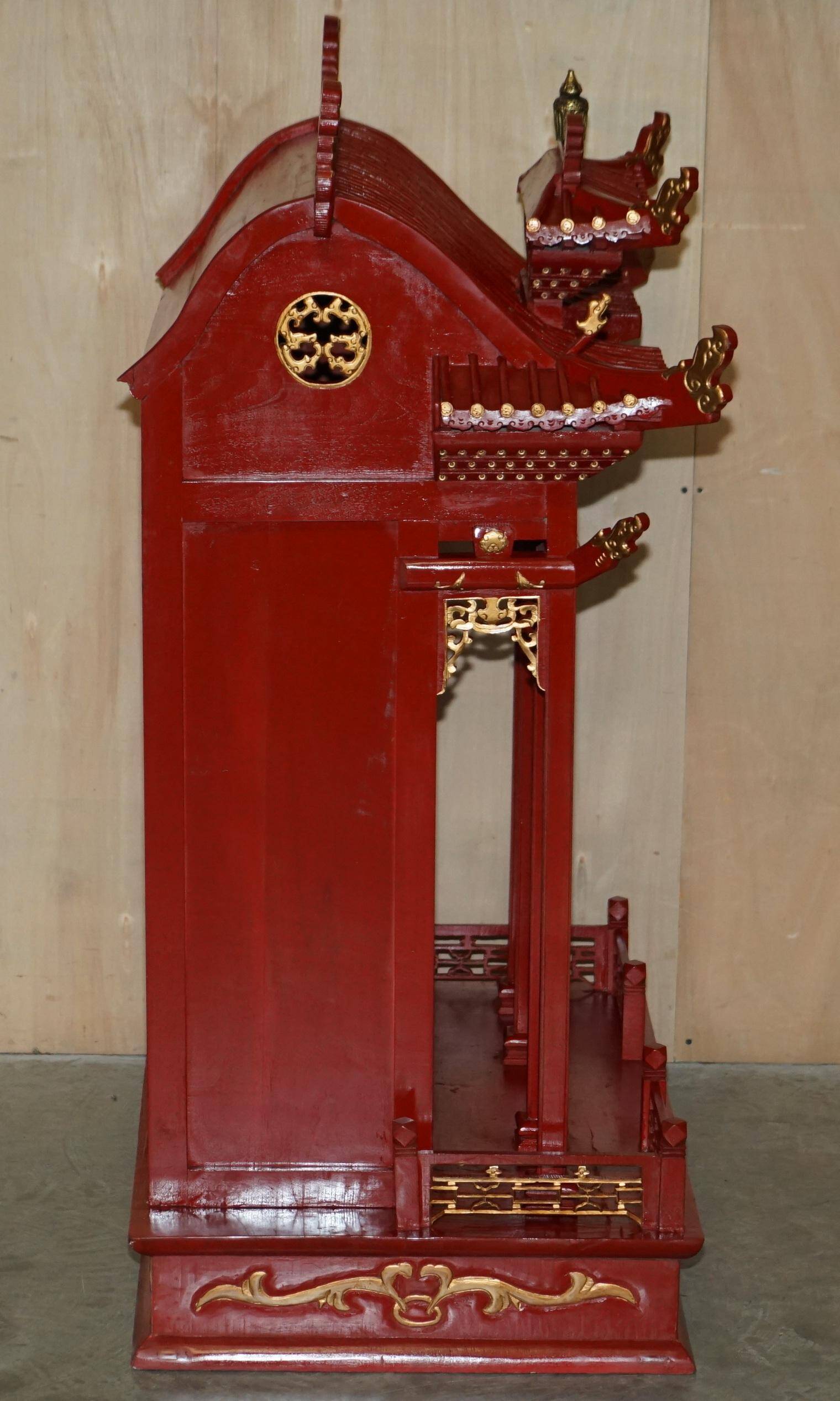 Armoire Chinoise Vintage à Toit Pagode, Très Décorative