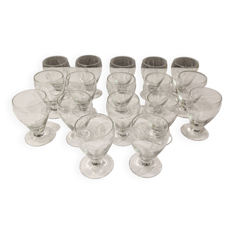 17 petits verres à liqueur en cristal, motif ciselé - Parfait état.