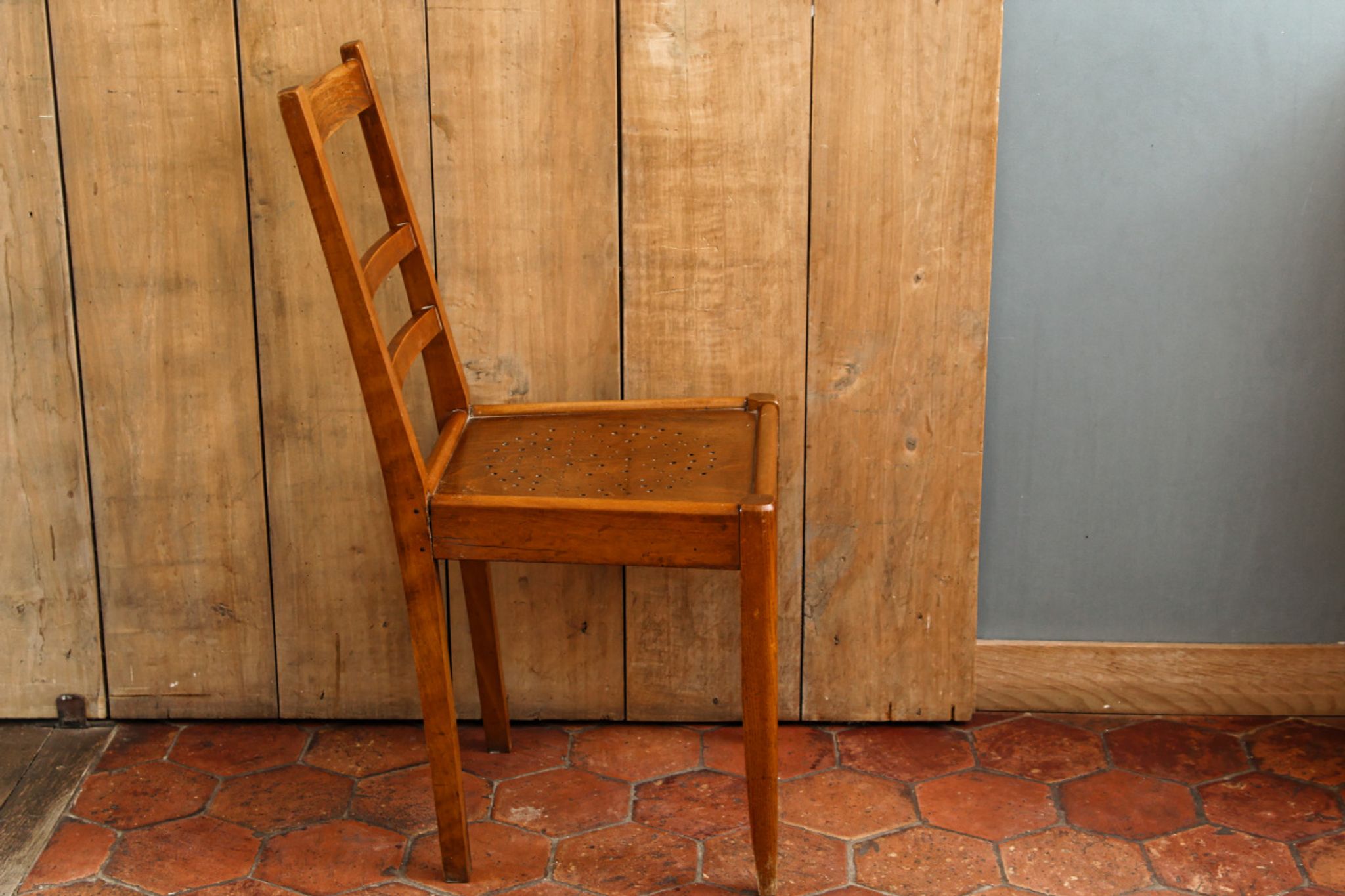 Lot de 4 chaises période Reconstruction bois massif