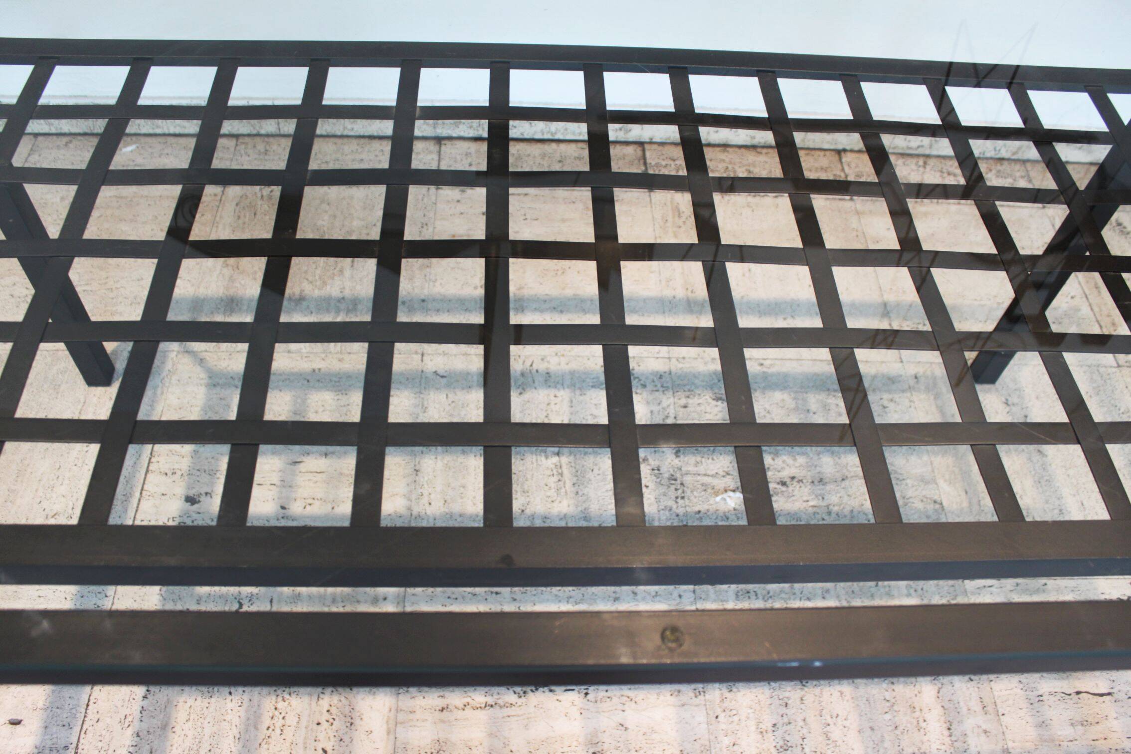 Glass and black metal table – sleek and contemporary design