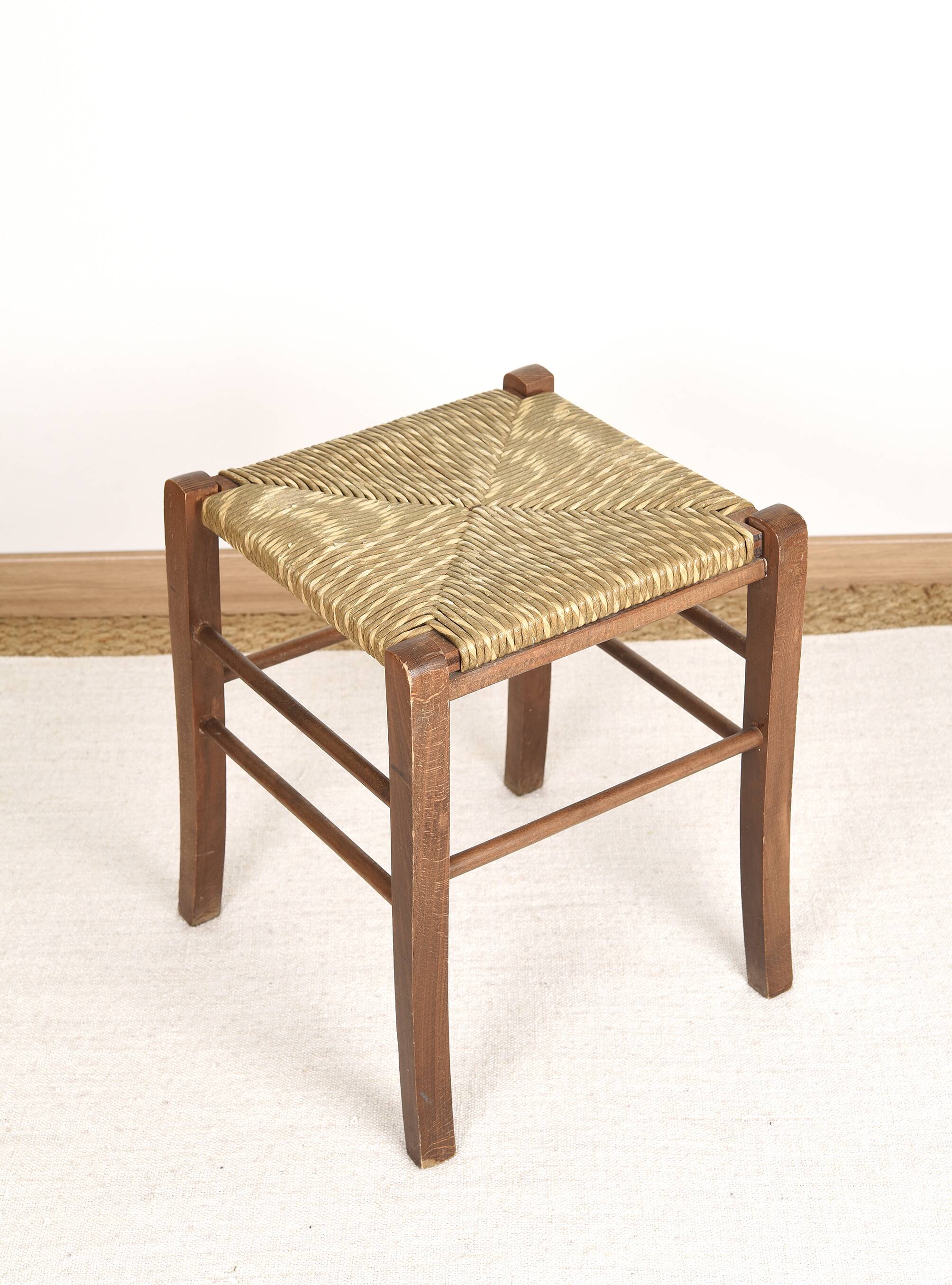 Vintage stool, square, in solid wood, straw seat.