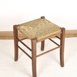 Tabouret vintage, carré, en bois massif, siège en paille.