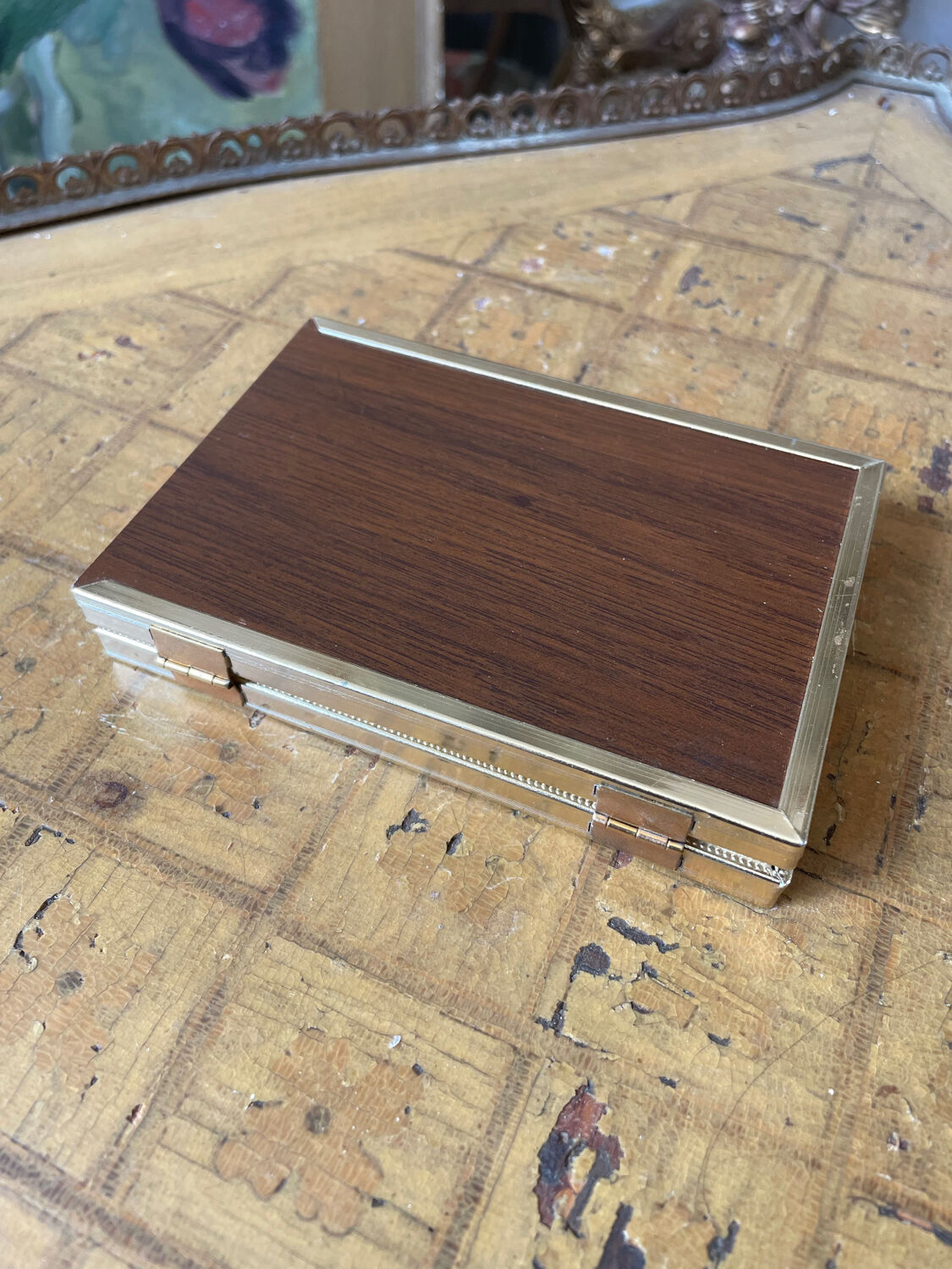 Foldable photo frame
