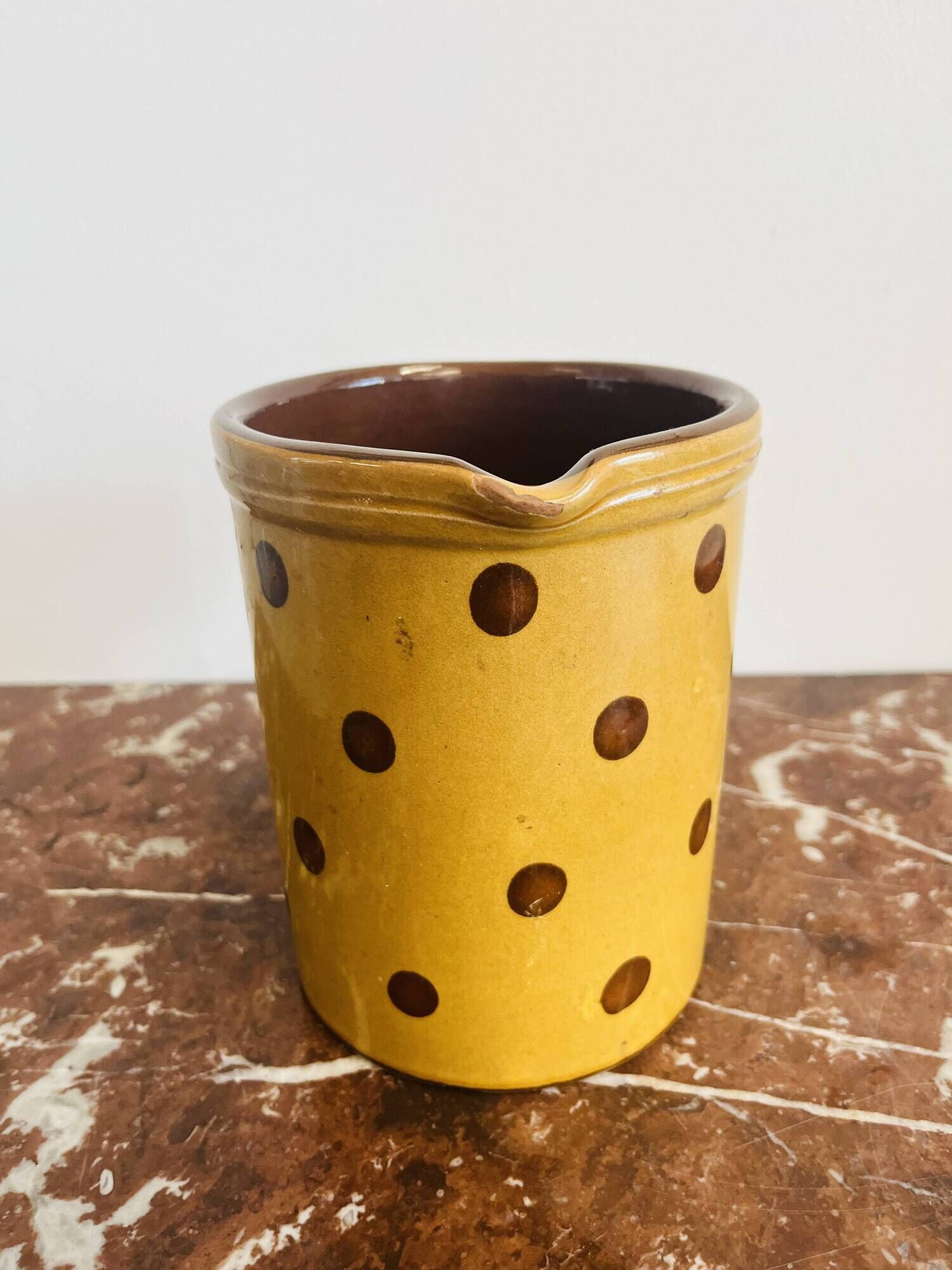 Ancienne poterie pichet savoyard décoré d’un motif de pois
