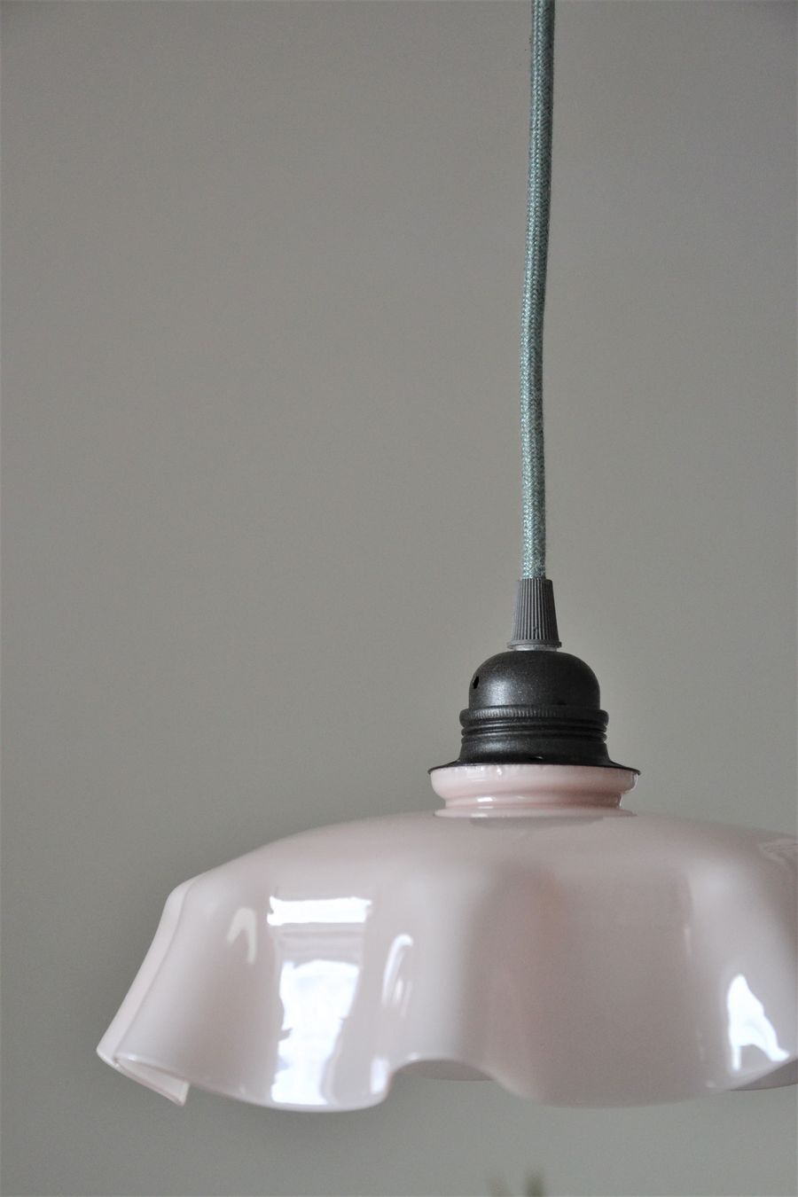 Suspension vintage en opaline rose pâle effet drapé