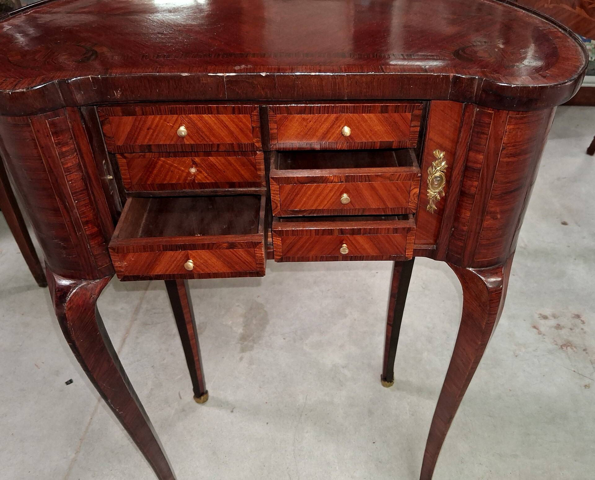 Lady's Commode in Marquetry, Louis XV style, work of the 20th century.