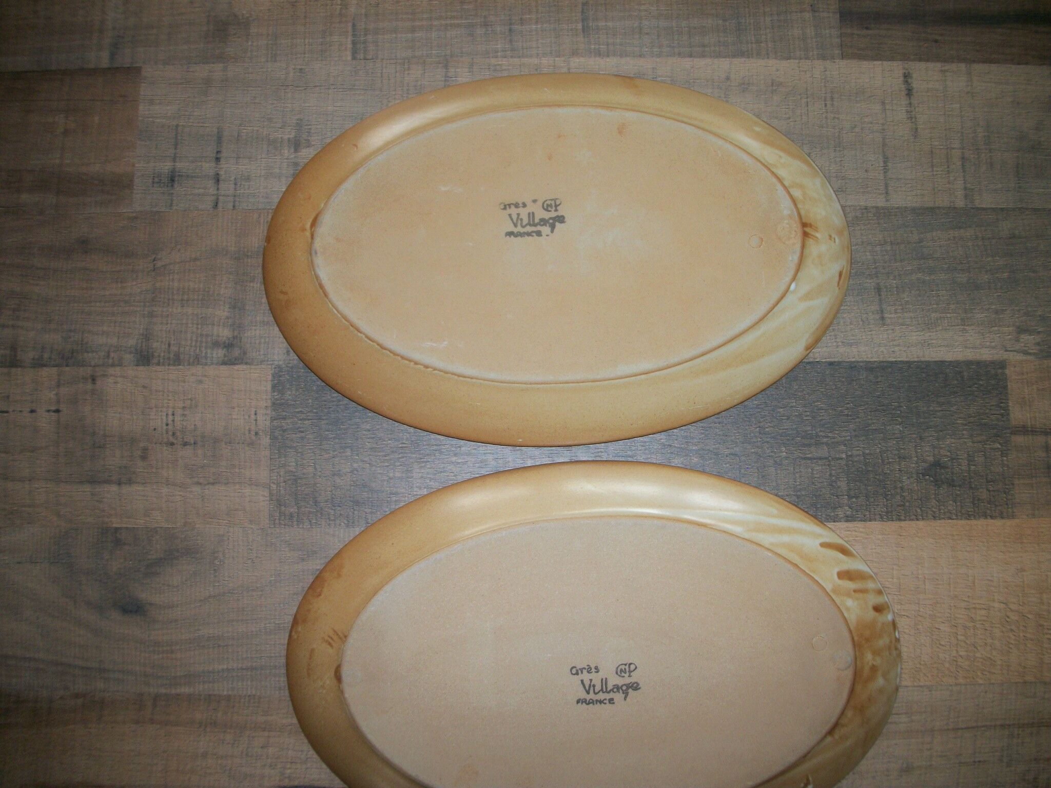 Set of oval stoneware dishes
