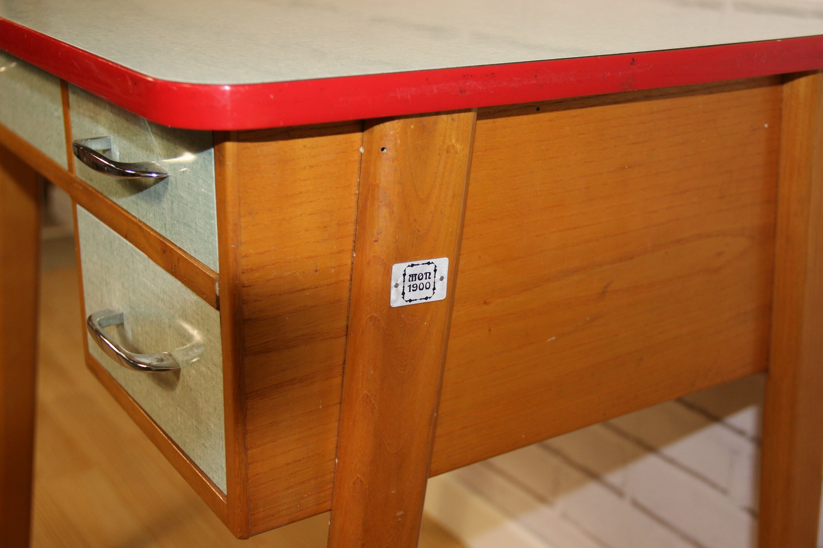 Bureau formica et sa chaise