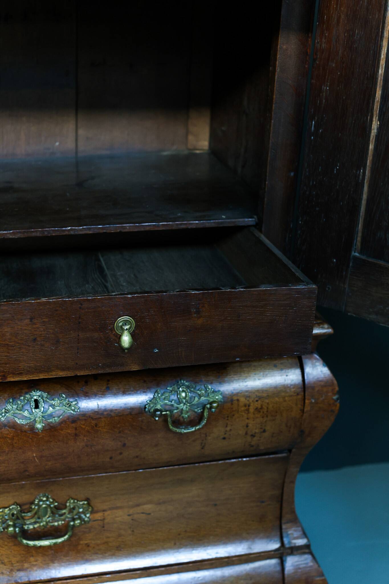 Bombe armoire hollandaise xviiie siècle