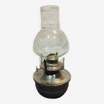 Ancienne lampe à pétrole en métal avec sa mèche et son verre