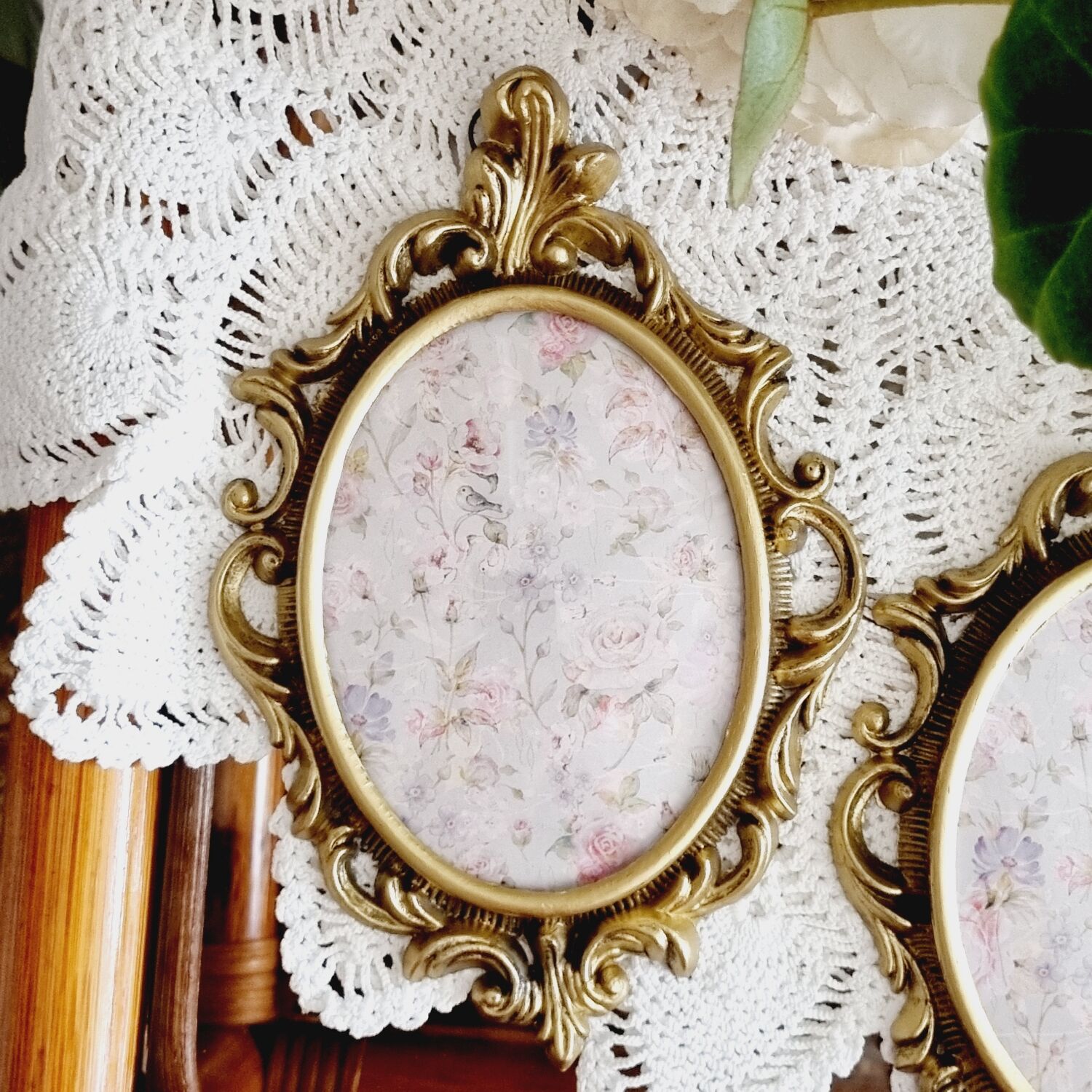 2 frames in gilded metal and curved glass