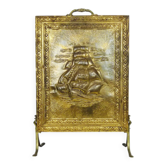 Fireplace screen in repoussé brass with a sailing boat. 1960s.