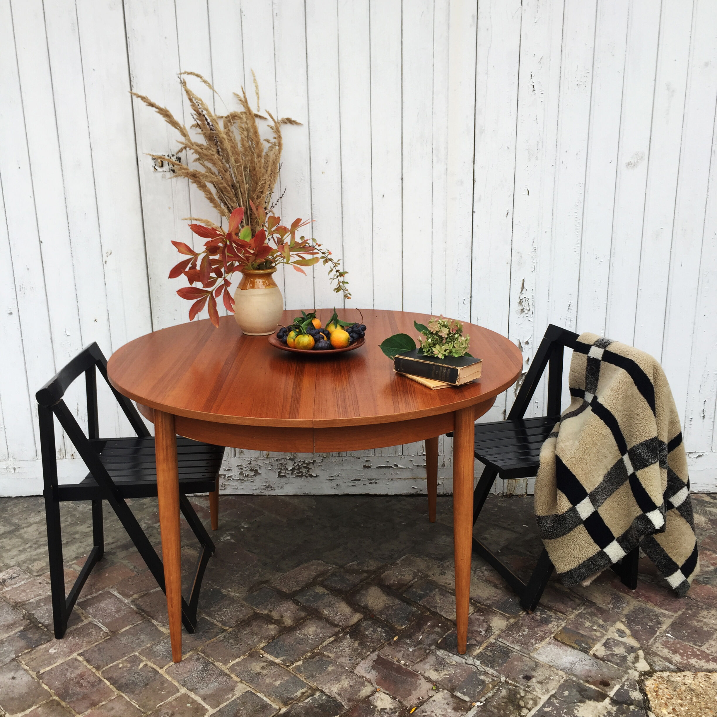 Expandable Scandinavian Roundtable