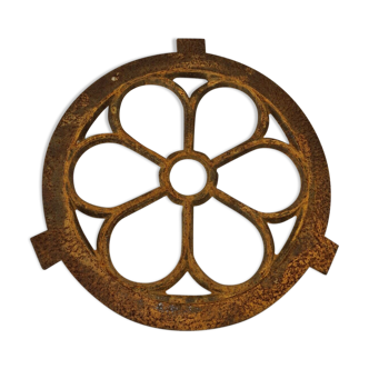 Cast iron ox's eye window in the shape of flowers