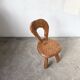 Petite chaise sculptée à la gouge