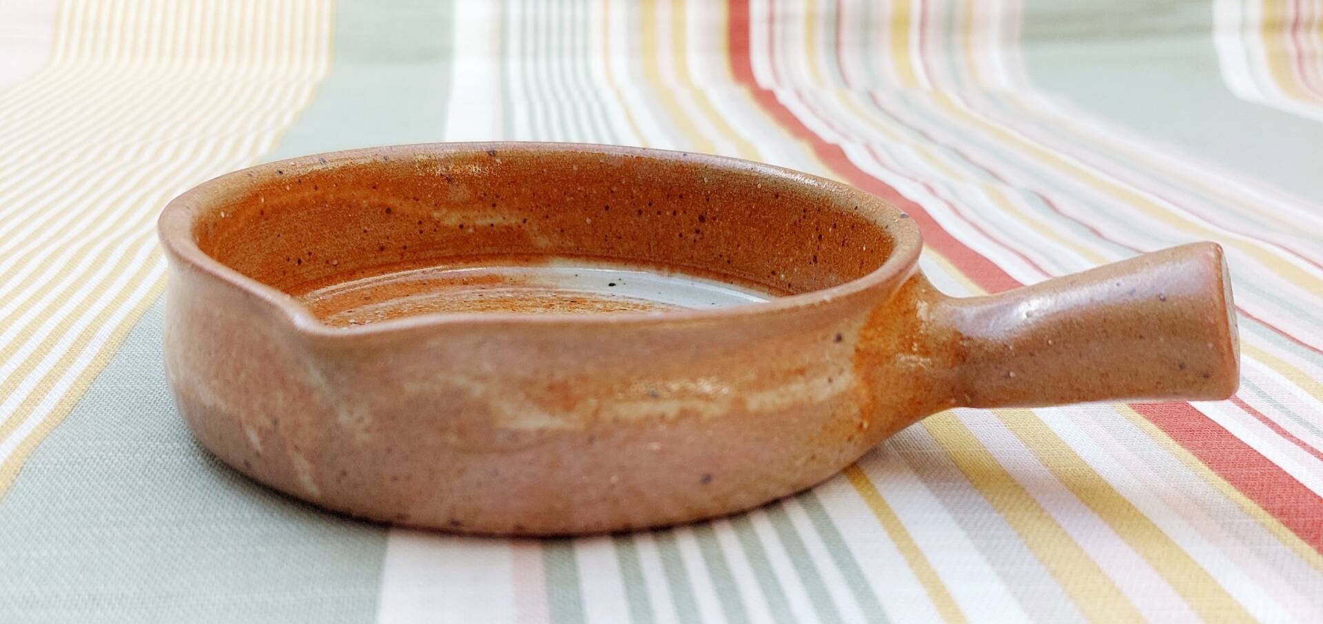Earthenware casserole pot