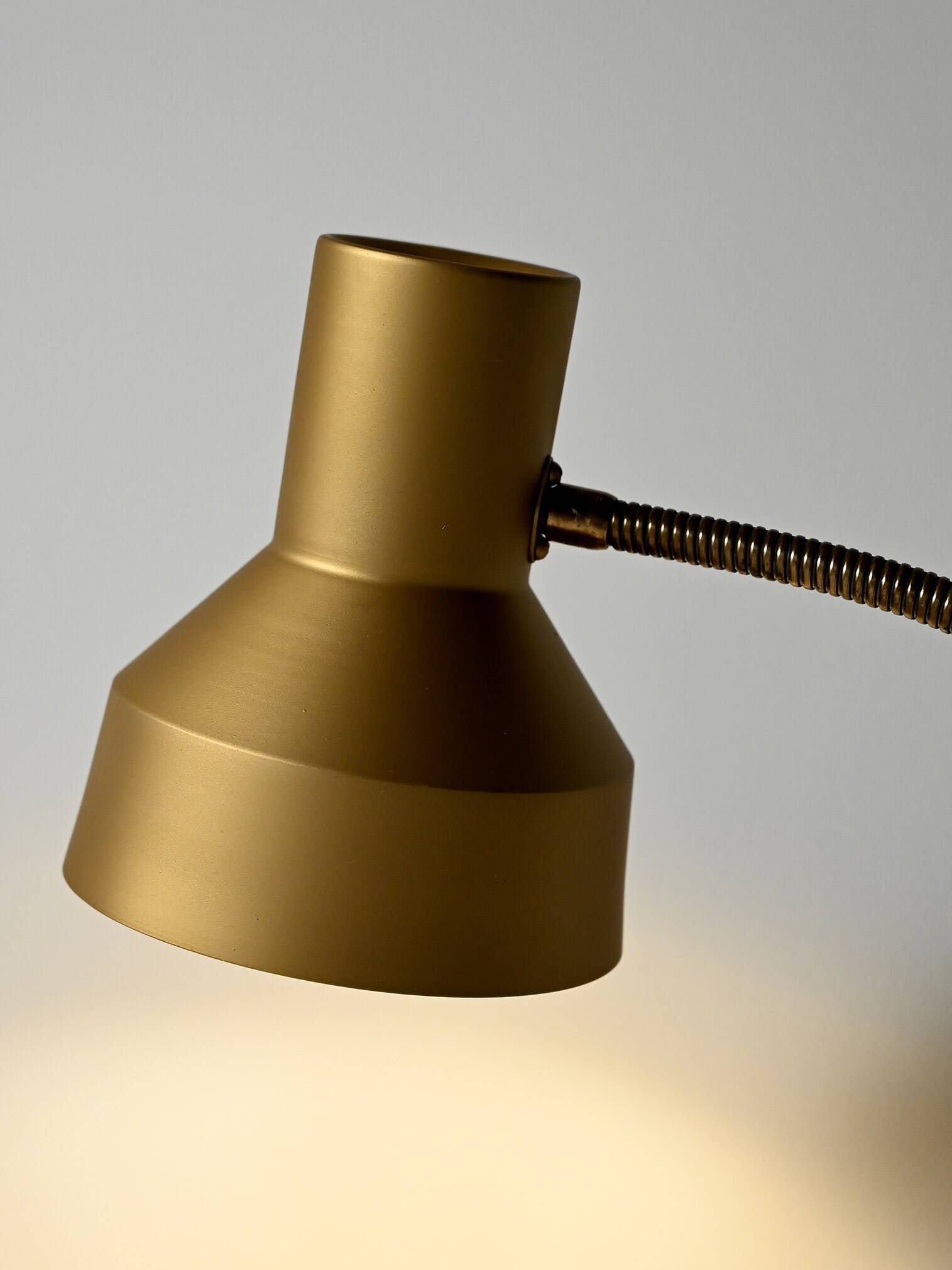 Lampadaire scandinave en laiton