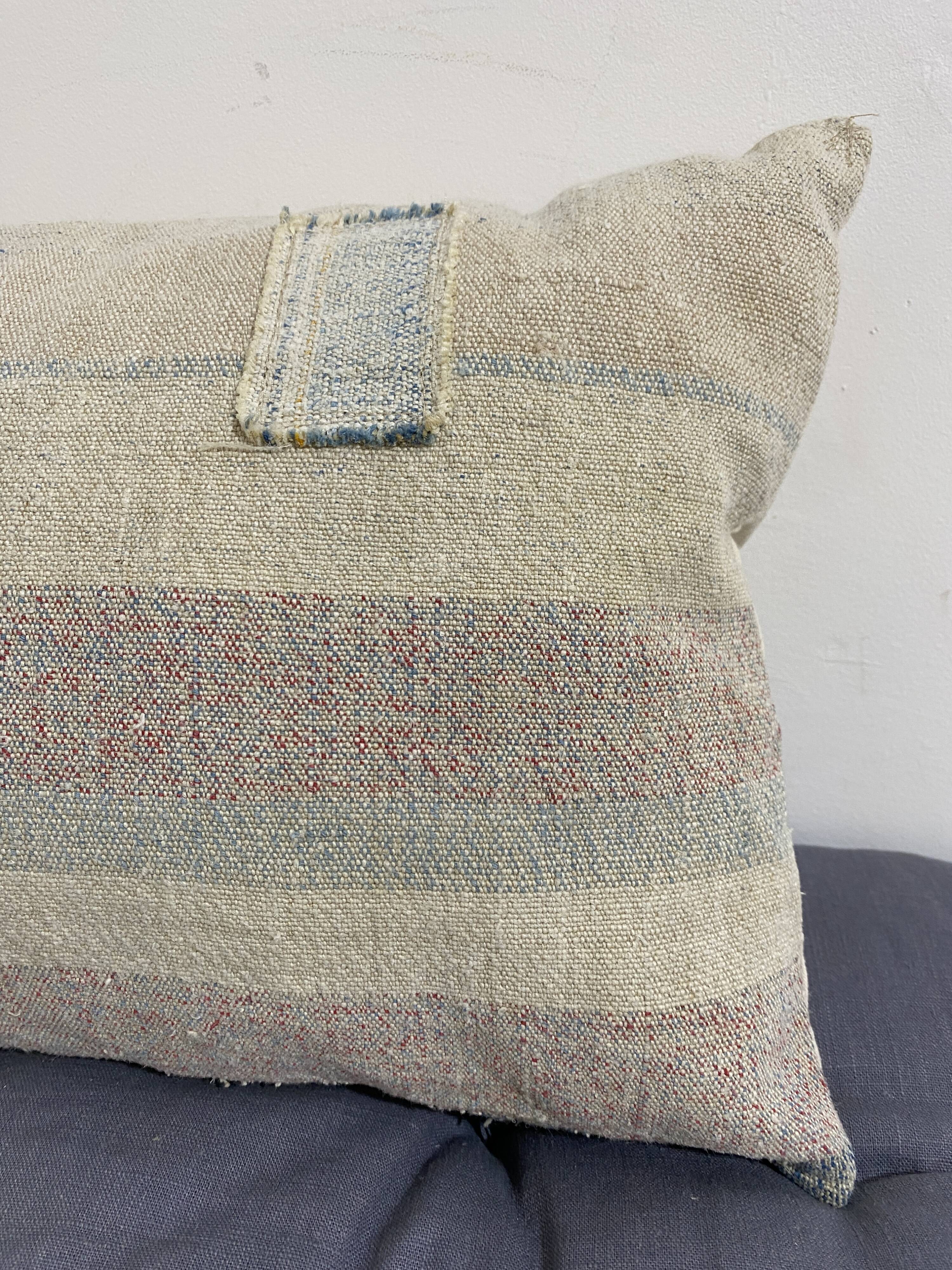 Coussin en toile ancienne style Kilim