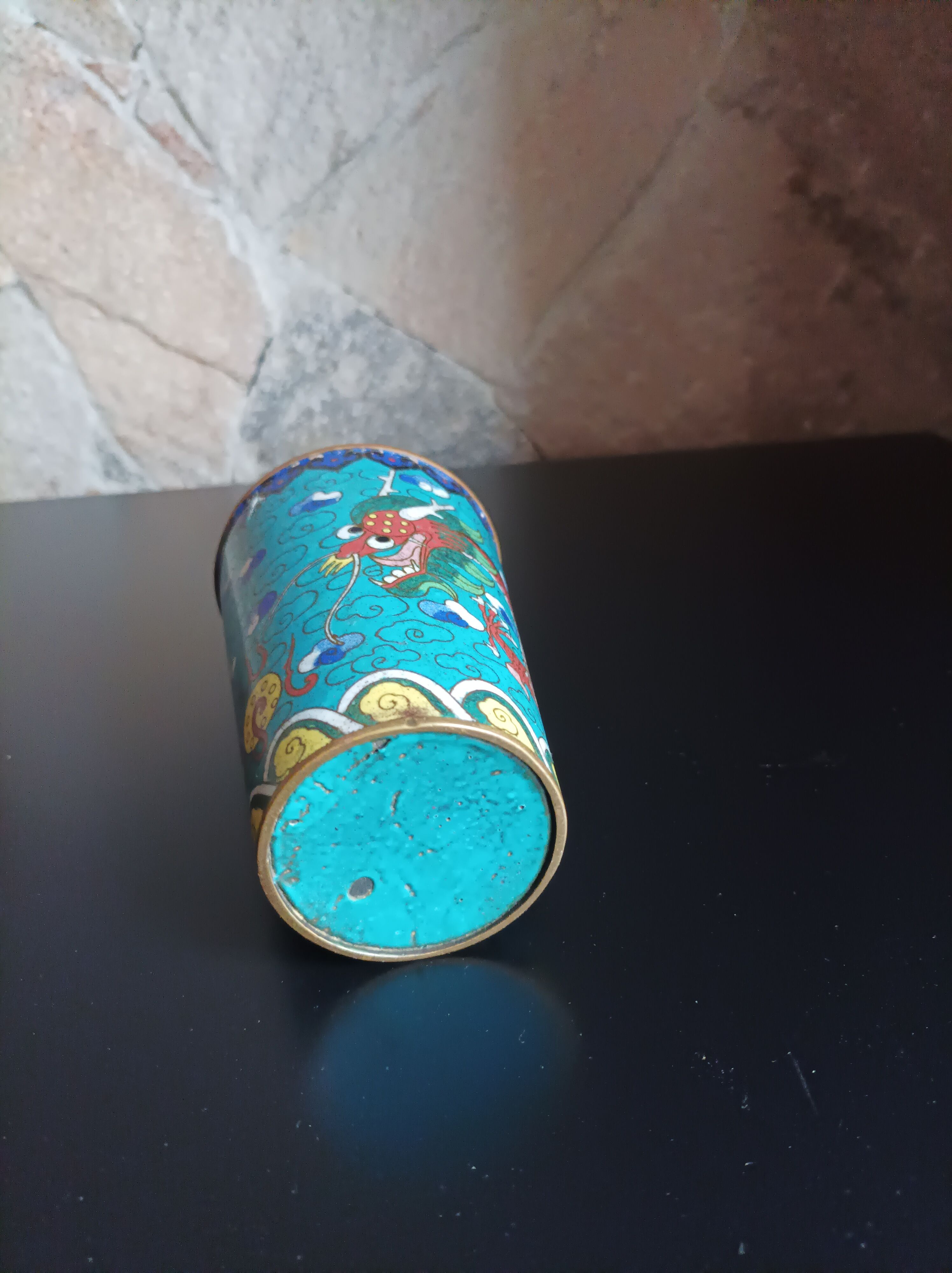 Bronze glass in partitioned enamels