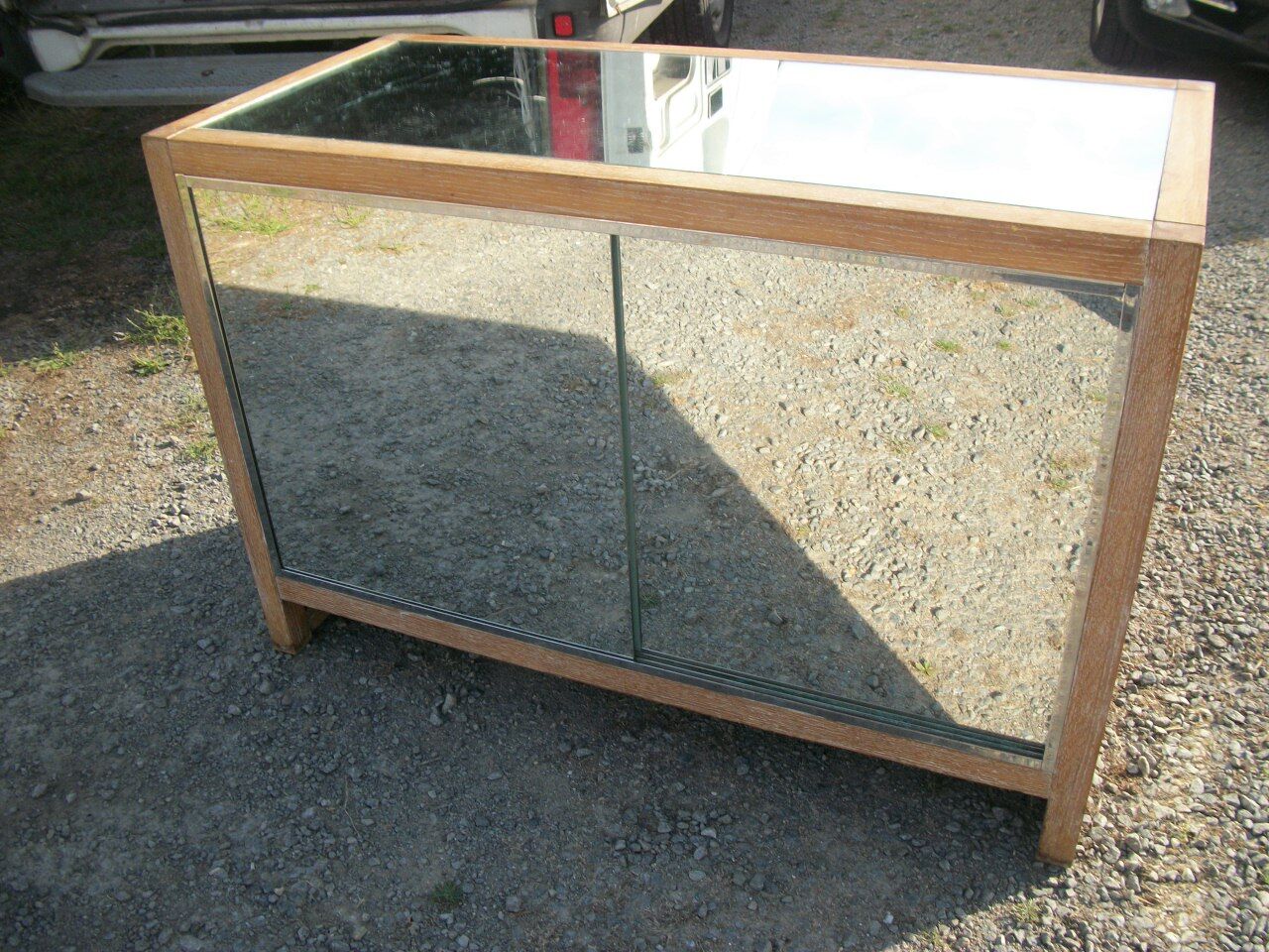 Small vintage buffet of commerce surrounded by mirrors