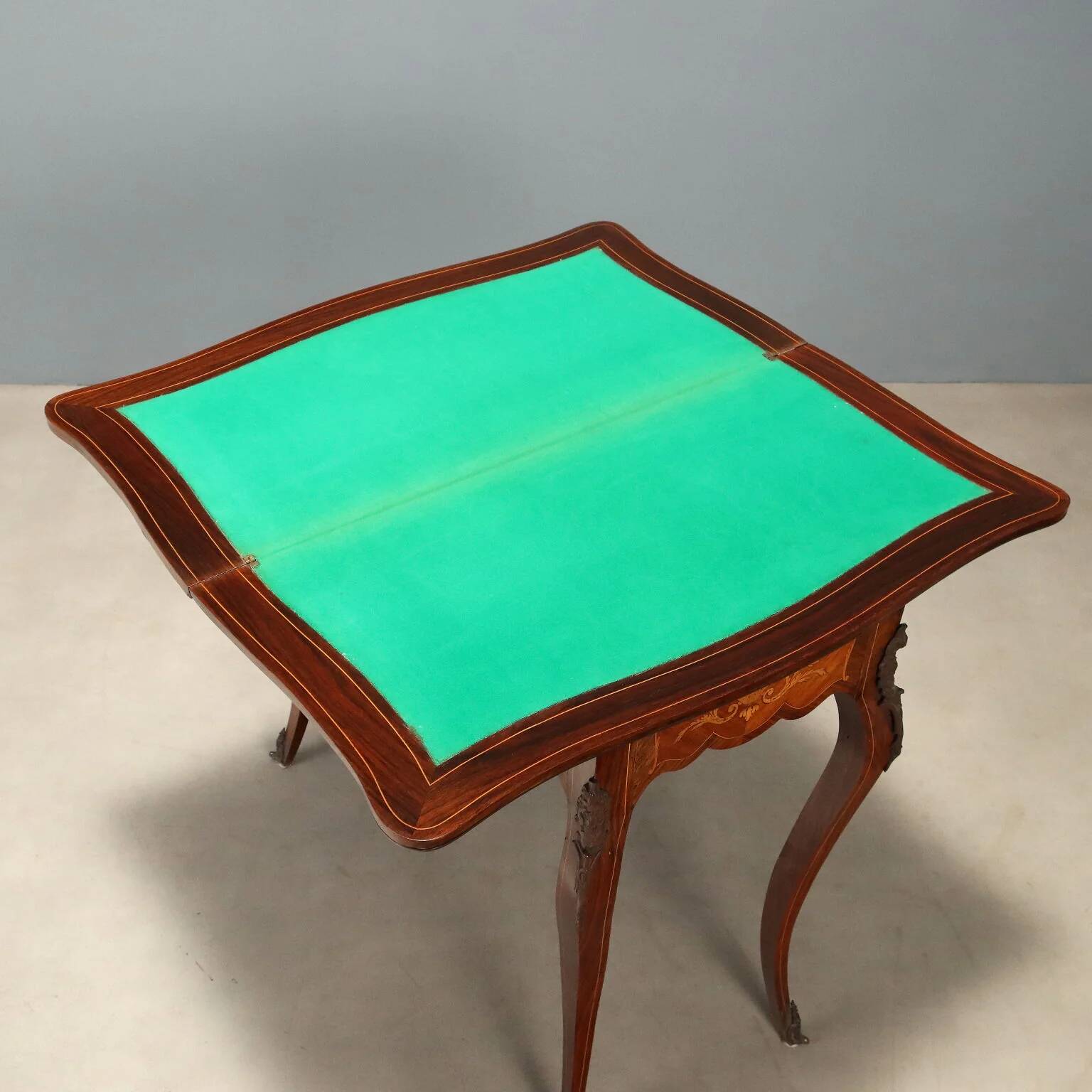 Game table in Indian rosewood and mahogany